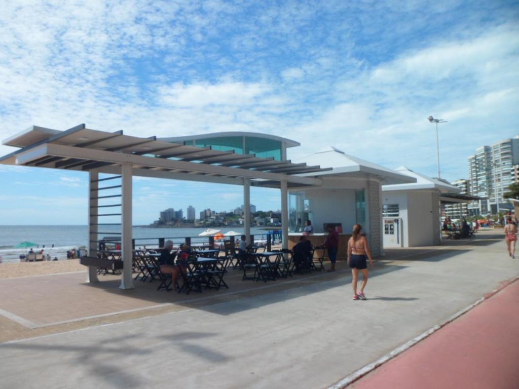 Apartamento FRENTE PARA 0 MAR - PÉ NA AREIA - 3 SUITES - AR CONDICIONADO 2 - VAGAS 2 - FINAMENTE DECORADO - PRAIA DO MORRO-INTERNET -WI-FI -TV COM SERVIÇOS DE DISNEY PLUS - NETFLIX -HBO MAX -STAR MAX - JOGOS AMAZON FIRE STICK - ALEXIA Guarapari Exterior foto