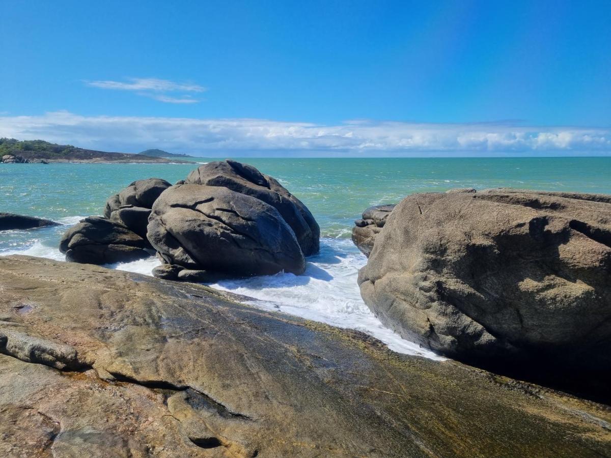 Apartamento FRENTE PARA 0 MAR - PÉ NA AREIA - 3 SUITES - AR CONDICIONADO 2 - VAGAS 2 - FINAMENTE DECORADO - PRAIA DO MORRO-INTERNET -WI-FI -TV COM SERVIÇOS DE DISNEY PLUS - NETFLIX -HBO MAX -STAR MAX - JOGOS AMAZON FIRE STICK - ALEXIA Guarapari Exterior foto